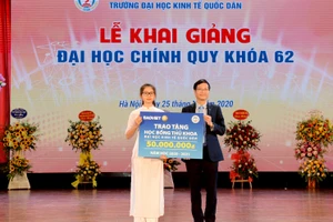 Thủ khoa Đại học Kinh tế Quốc dân nhận 50 triệu đồng trong ngày khai giảng