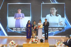 Thứ trưởng Bộ GD&ĐT Ngô Thị Minh và Chủ tịch CĐGDVN Vũ Minh Đức trao giải cho tác phẩm đoạt giải Đặc biệt.