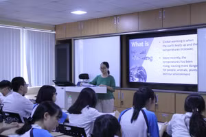 Học sinh trường THPT Cầu Giấy (Hà Nội) trong giờ học ngoại ngữ. Ảnh: Vân Anh.