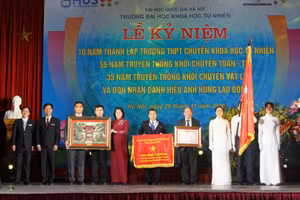 Phó Chủ tịch nước Đặng Thị Ngọc Thịnh chúc mừng những thành tích xuất sắc của thầy trò Trường THPT chuyên Khoa học Tự nhiên.