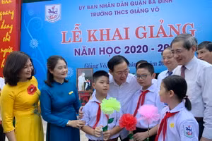 Bí thư Thành ủy Hà Nội dự lễ khai giảng tại Trường THCS Giảng Võ (quận Ba Đình)