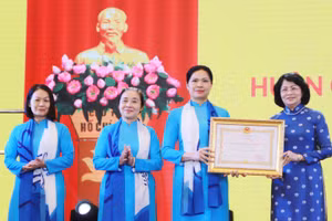 Phó Chủ tịch nước Đặng Thị Ngọc Thịnh trao Huân chương Lao động hạng Nhất cho Hội Liên hiệp Phụ nữ Việt Nam.