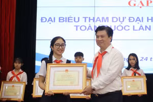 Thứ trưởng Nguyễn Hữu Độ tặng bằng khen của Bộ trưởng Bộ GD&ĐT cho 63 đại biểu tham dự Đại hội Cháu ngoan Bác Hồ toàn quốc lần thứ IX năm 2020.