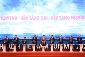 Các đại biểu thực hiện nghi thức bấm nút khai trương Mạng kết nối y tế Việt Nam - Nền tảng y tế cơ sở V20 và Nền tảng Hồ sơ sức khoẻ điện tử 