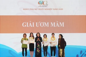 Thứ trưởng Bộ GD&ĐT Ngô Thị Minh trao giải ươm mầm cho các dự án khởi nghiệp của các nữ sinh viên