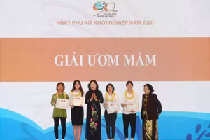 Thứ trưởng Bộ GD&ĐT Ngô Thị Minh trao giải ươm mầm cho các dự án khởi nghiệp của các nữ sinh viên