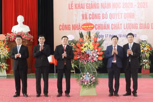 Đại diện Bộ GD&ĐT tặng hoa chúc mừng nhà trường