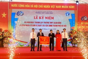 Trường THPT Xuân Đỉnh nhận cờ “Đơn vị xuất sắc phong trào thi đua” của UBND TP Hà Nội