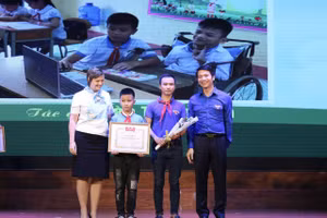  Ban Tổ chức trao giải nhất cuộc thi ảnh "Việc tốt vì trẻ em"