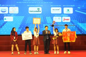 Thứ trưởng Nguyễn Hữu Độ trao giải Nhất cho Dự án của học sinh tỉnh Đắk Lắk.