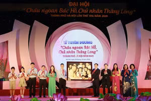 Lãnh đạo thành phố trao tặng bức tranh “Bác Hồ với Thiếu nhi” cho Hội đồng Đội thành phố Hà Nội