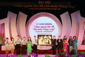 Lãnh đạo thành phố trao tặng bức tranh “Bác Hồ với Thiếu nhi” cho Hội đồng Đội thành phố Hà Nội