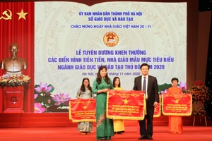 Thứ trưởng Bộ GD&ĐT Nguyễn Hữu Độ trao cờ thi đua của Bộ GD&ĐT cho 5 đơn vị có thành tích tiêu biểu xuất sắc