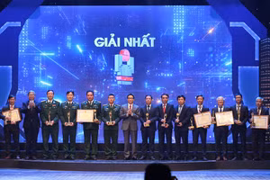 Phó Thủ tướng Vũ Đức Đam và Chủ tịch Liên hiệp hội Việt Nam Đặng Vũ Minh trao giải Nhất cho các tác giả đoạt giải.