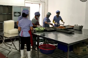 Bếp ăn bán trú Trường Tiểu học Nguyễn Trãi, quận Hà Đông.