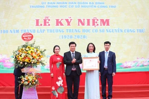 Thứ trưởng Bộ GD&ĐT Nguyễn Hữu Độ trao bằng khen của Bộ trưởng Bộ GD&ĐT cho Trường THCS Nguyễn Công Trứ.