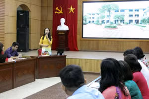 Giáo viên trình bày báo cáo trước Hội đồng