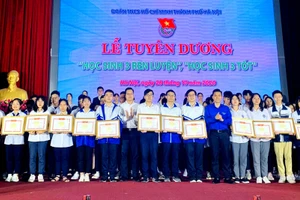 Thành đoàn Hà Nội tuyên dương "Học sinh 3 rèn luyện", "Học sinh 3 tốt" năm học 2020.