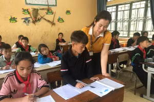 Cô giáo bản H'Mông sáng tạo dạy học môn Toán để tăng sức hấp dẫn với học sinh.