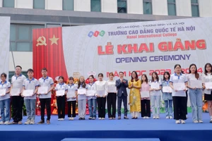 Khen thưởng cho các sinh viên có thành tích cao trong học tập.