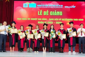 NGƯT.TS. Phạm Xuân Khánh - Hiệu trưởng Trường Cao đẳng Công nghệ cao Hà Nội (bên trái ngoài cùng) trao khen thưởng cho sinh viên xuất sắc.