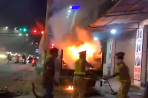 CSGT cùng người dân khống chế đám cháy sau khi bị lái xe châm lửa đốt xe.