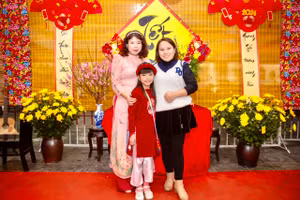 Cô trò trường Tiểu học Dịch Vọng A tại hội chợ Xuân.