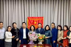 Lãnh đạo Phòng GD&ĐT cùng chuyên viên chúc mừng hai tân Phó trưởng phòng.