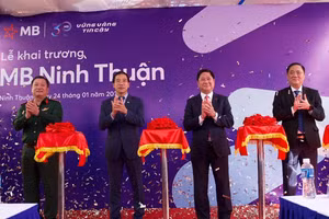 Các đại biểu cắt băng khai trương Chi nhánh MB Ninh Thuận.