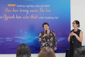 Tiến sĩ Marisha McAuliffe và Thạc sĩ Phạm Cúc Hà chia sẻ tại hội thảo.