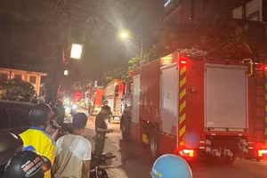 Lực lượng cứu hỏa khống chế đám cháy.