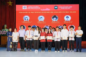 TS. NGƯT Phạm Xuân Khánh và cô Trần Thị Hải Yến trao thưởng cho học sinh.