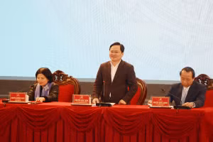 Bí thư Tỉnh ủy Bắc Ninh Nguyễn Anh Tuấn phát biểu tại buổi đối thoại.