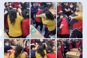 Hình ảnh học sinh trường THCS Tả Thanh Oai xô xát tại lớp học.