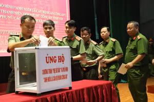 Công an tỉnh Bắc Giang ủng hộ chương trình “Mẹ đỡ đầu” và Mô hình “Anh nuôi là cán bộ đoàn Công an”.