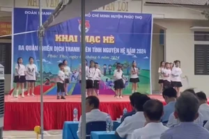 Hình ảnh sập mái hiên nhà văn hóa khiến nhiều học sinh bị thương.