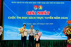 Phó Chủ tịch Thường trực UBND tỉnh Bắc Giang - Mai Sơn trao giải Nhất cho 2 học sinh.