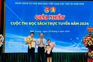 Phó Chủ tịch Thường trực UBND tỉnh Bắc Giang - Mai Sơn trao giải Nhất cho 2 học sinh.