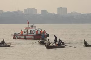 Lực lượng cứu hộ trên sông Hồng, nơi 2 học sinh bị đuối nước thương tâm.