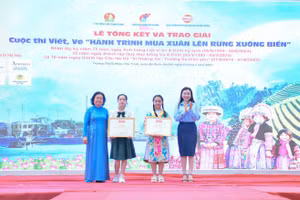 Bà Trương Mỹ Hoa và chị Nguyễn Phạm Duy Trang trao Bằng khen của Hội đồng Đội Trung ương cho học sinh đoạt giải Nhất thi Viết và thi Vẽ.