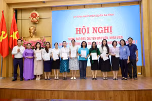 TS. Lê Đức Thuận (áo trắng) và ông Nguyễn Mạnh Cường cùng đại diện hai trường THCS (Giảng Võ, Giảng Võ 2) trao quyết định và chụp ảnh lưu niệm với giáo viên được điều chuyển.