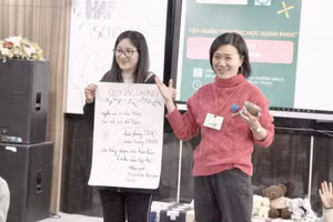 Diễn giả Thanh Loan (bên phải) chia sẻ quy tắc chung của dự án "Trường học Hạnh phúc".