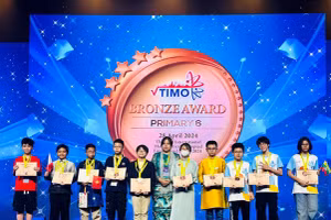 Học sinh Nguyễn Hiếu Minh (áo màu vàng) nhận Huy chương Đồng tại kỳ thi Olympic Toán học quốc tế TIMO tại Thái Lan.