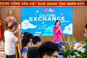 Cô Nguyễn Ngọc Anh - Hiệu trưởng Trường THCS Thành Công giới thiệu nhà trường với đoàn. 