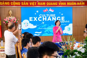 Cô Nguyễn Ngọc Anh - Hiệu trưởng Trường THCS Thành Công giới thiệu nhà trường với đoàn. 