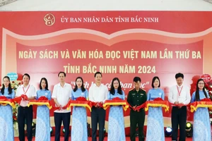 Phó Chủ tịch Thường trực UBND tỉnh Bắc Ninh - Vương Quốc Tuấn (thứ 7 từ trái qua) cùng các đại biểu cắt băng khai mạc Ngày Sách và Văn hoá đọc.