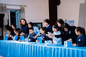 Cô trò Trường Tiểu học Đoàn Thị Điểm - Hà Nội mở chiếc hộp thần kỳ. 