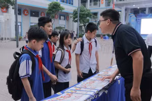 Chuyên gia đào tạo chia sẻ với học sinh Trường THCS Thành Công.