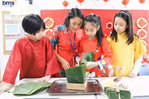 Học sinh Ban Mai School thi tài gói bánh chưng.