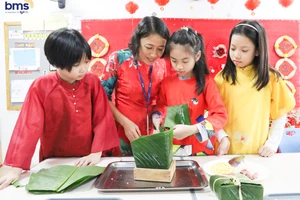 Học sinh Ban Mai School thi tài gói bánh chưng.